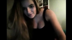 esta joven se calienta y se masturba por webcam